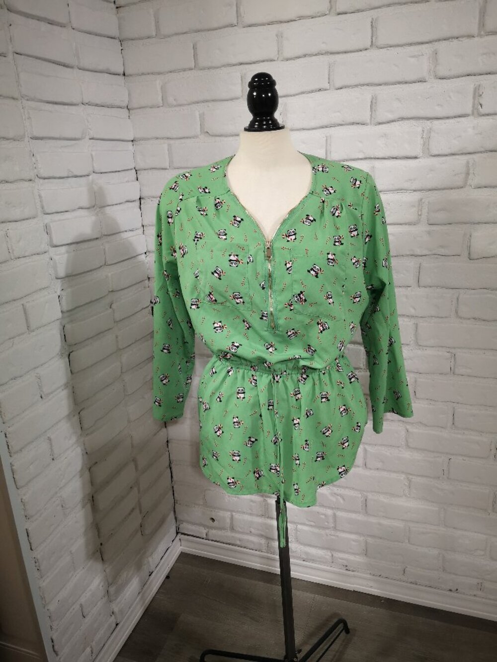 Stella Tweed Ladies Size Large Green w/ Panda's & Candy Canes V-neck Blouse